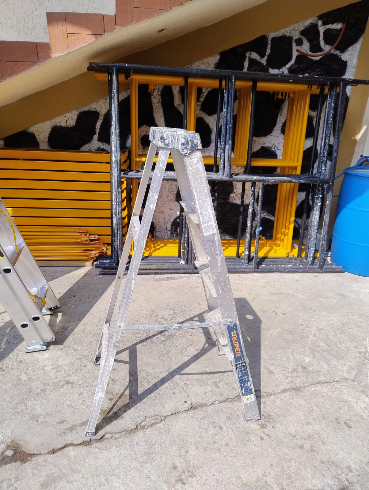 Escalera tijera compacta